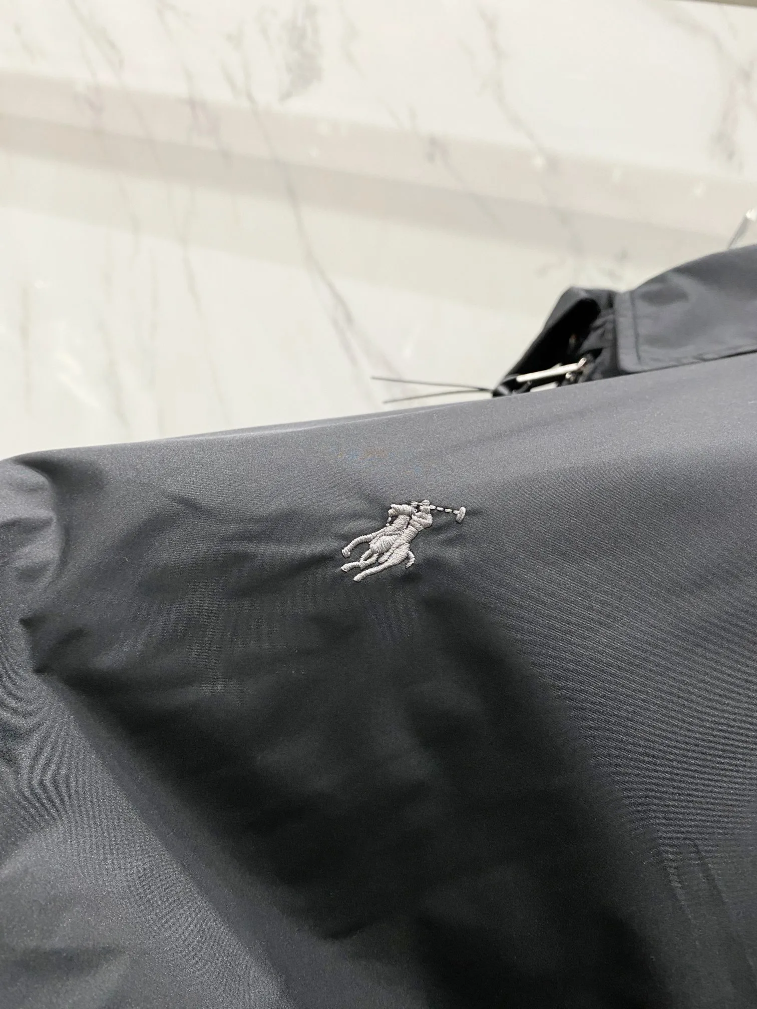 P370 Ralph Lauren classic solid color LOGO embroidered jacket. Original customer-supplied high-quality fabric. Ingredients: 100% T. Added three-proof technology. Windproof, waterproof and anti-fouling. The fabric is added with glue technology. The fabric surface is smooth, crisp and stylish. This style of clothing seems simple and unremarkable, but the workmanship is complex. There are many details. The small lanyard design of the inner pocket also achieves the same details as the original version. The hem and cuff threads are imported high-density high-speed threading machine. The overall tightness and style The pony embroidery on the chest is embroidered with an imported Behringer embroidery machine. The smaller the pattern, the smaller the pattern. It seems simple but is actually complicated! The ropes of the pony, the sticks and the contours of the horse all like the configuration of the embroidery machine. They are simple but not simple. They are made by foreign trade factories. The pockets are opened using a professional template machine. Small details such as threads are manually marked to ensure delivery quality that is unmatched by small workshops. Full clothing accessories and hardware, molded LOGO zipper pullers and horn buckle side LOGOs all require extremely high molds to achieve the effect. The leather head of the zipper puller is made of imported cowhide, which is soft and durable. Color: black (gray embroidery, black slider), dark blue (khaki embroidery, khaki slider)